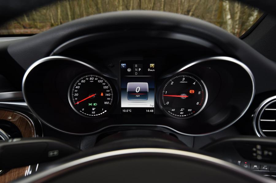 Панель приборов Mercedes-Benz GLC220 d 4Matic AMG Line Coupe (C253) 2016 года  (UK) (фото 9 из 16)